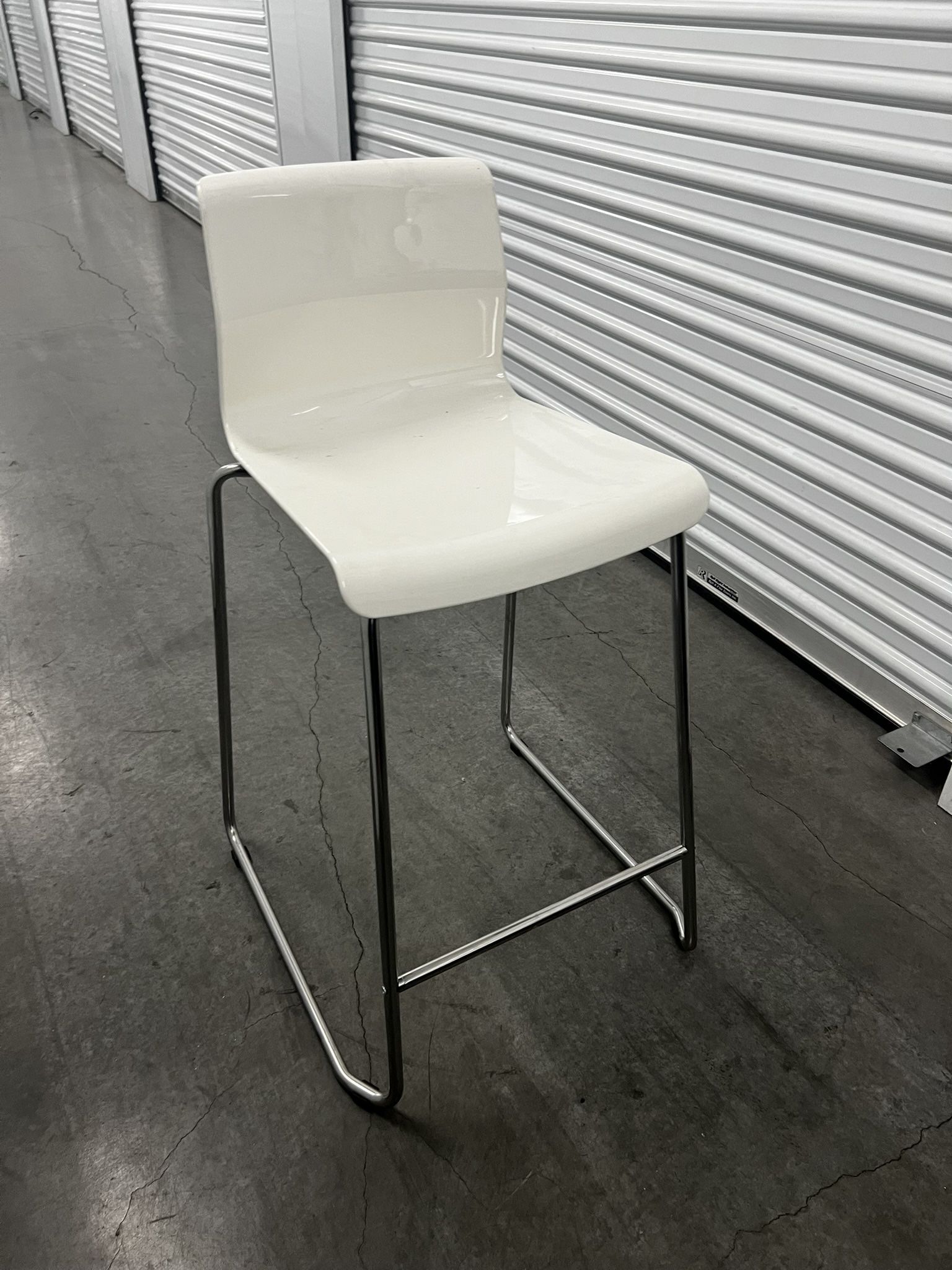 White Bar Stools (6)