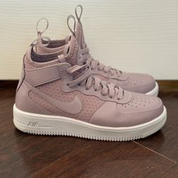 Women’s Nikes Size 7