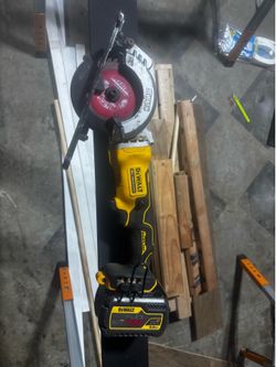4 1/2 Dewalt circular saw with battery