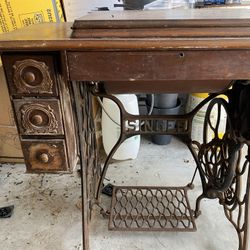 Singer Sewing Machine 