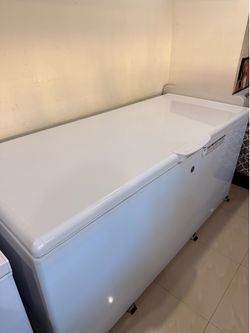 Chest Freezer GE 21.7 Cu. Ft - Excellent Condition