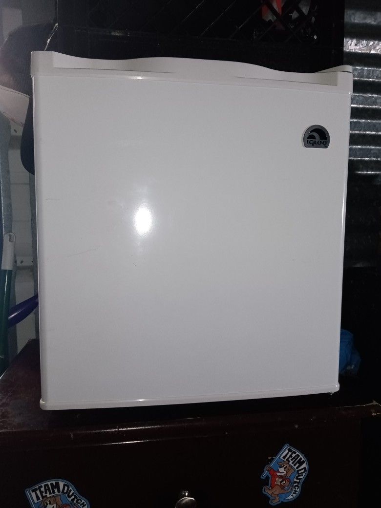 Mini Fridge $25