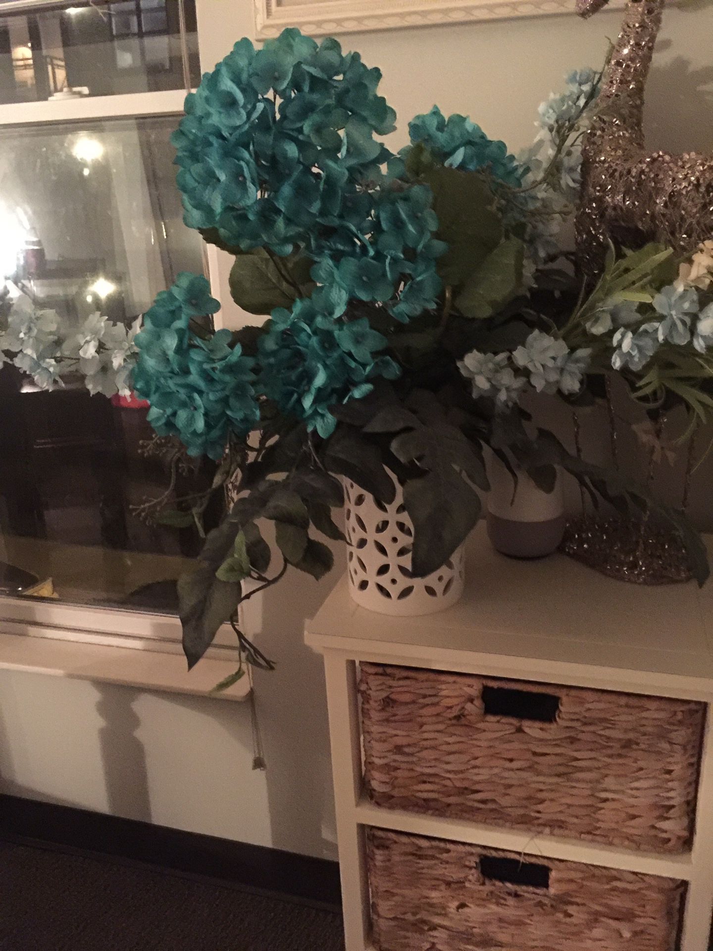 Flower arrangement with vase-centerpiece