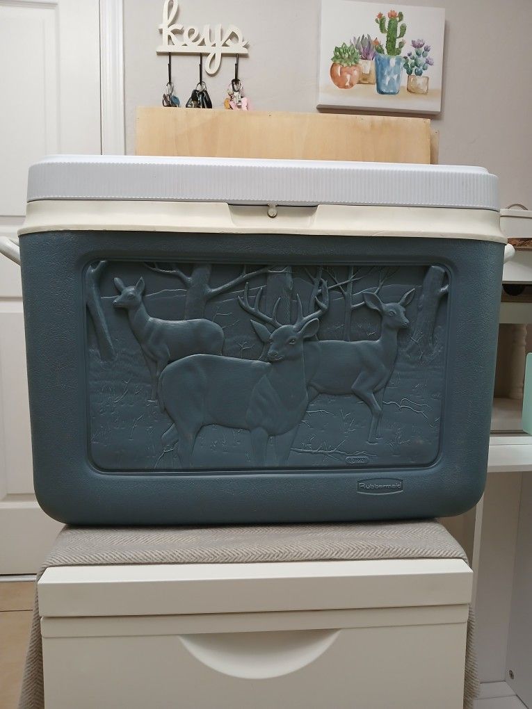 Rubbermaid Blue Dear Scene Cooler