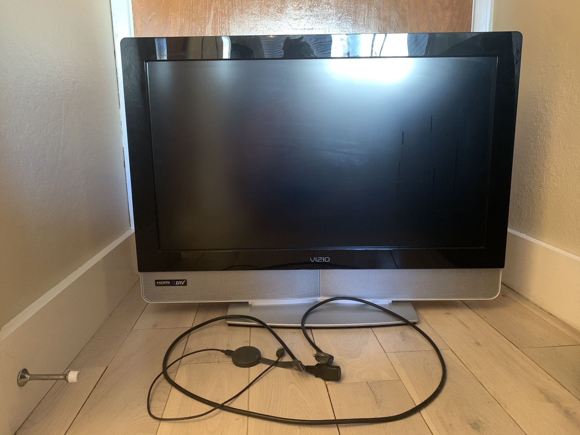 30in Used Vizio TV WITH Chromcast cable