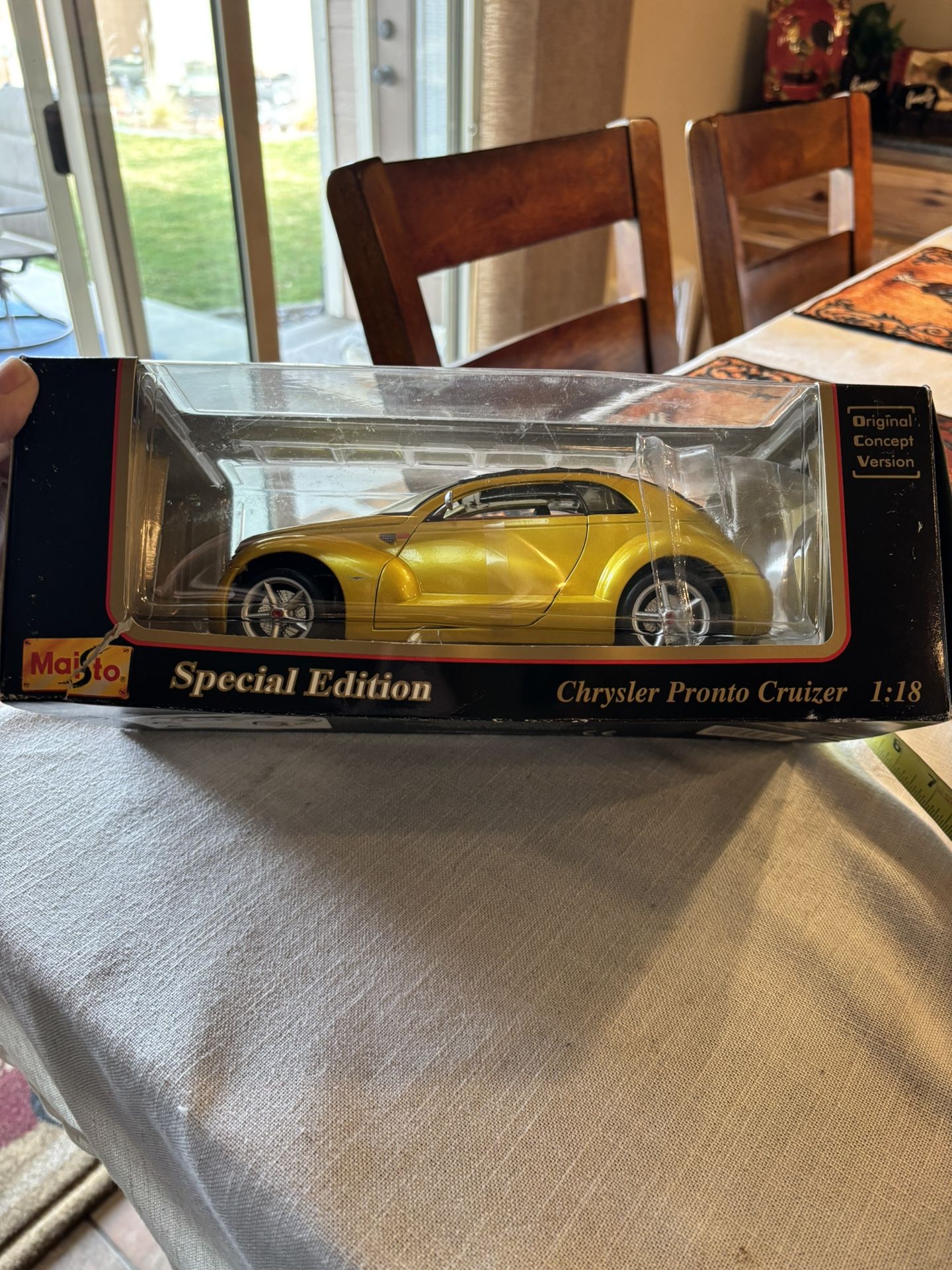 MAISTO 1/18 31870 CHRYSLER PRONTO CRUIZER YELLOW