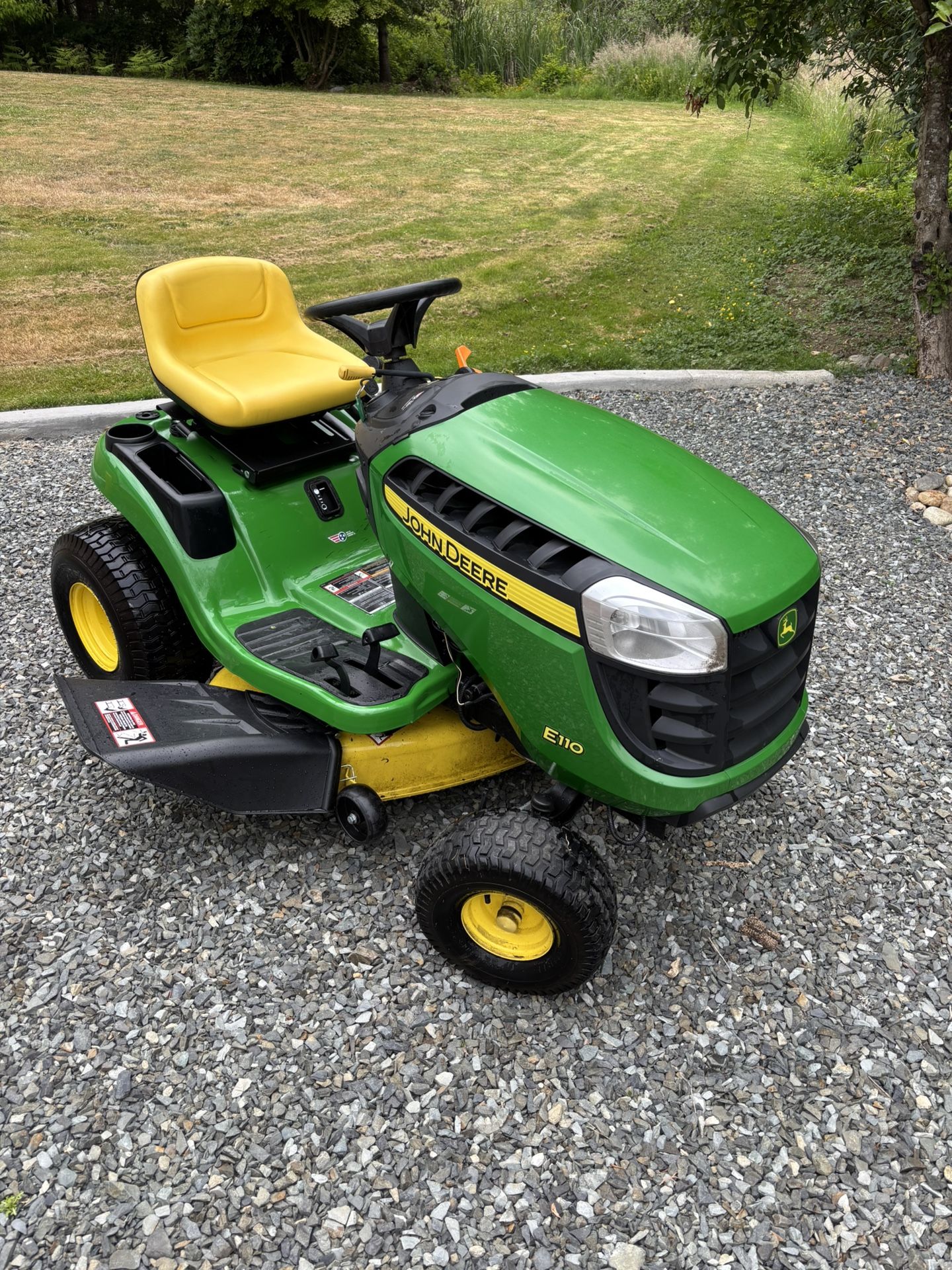 John Deere E110 Riding Lawnmower