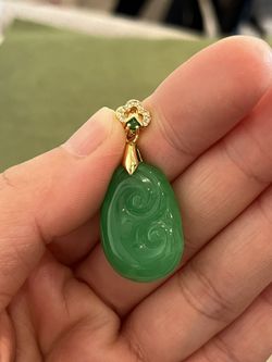 Jadeite pendant, jasper pendant, 18k gold-plated buckle