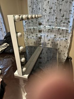 espejo con luzes diferentes y cargador de telefono