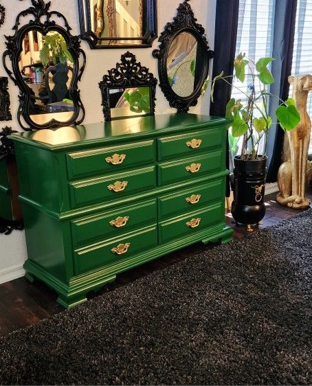 Elegant Kelly Green Dresser/ Buffet/ Console/ Entryway for Sale in Dallas,  TX - OfferUp