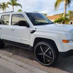 (14) Jeep Patriot, Low Miles, Clean Title, Smogged, 4 Cylinder, 22"rims, Touchscreen Ipod TV, Backup Camera, No Issues Or Problems, Runs Like New