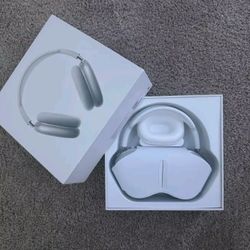 Apple Airpod Maxes 