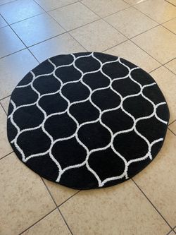 4ft Round Black N White Rug As New 