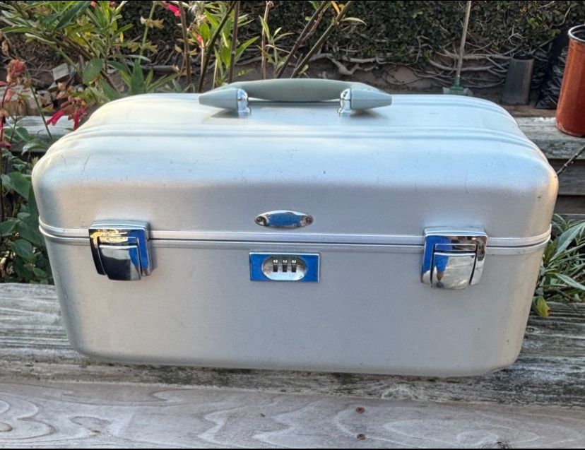 Zero Halliburton camera case only.
