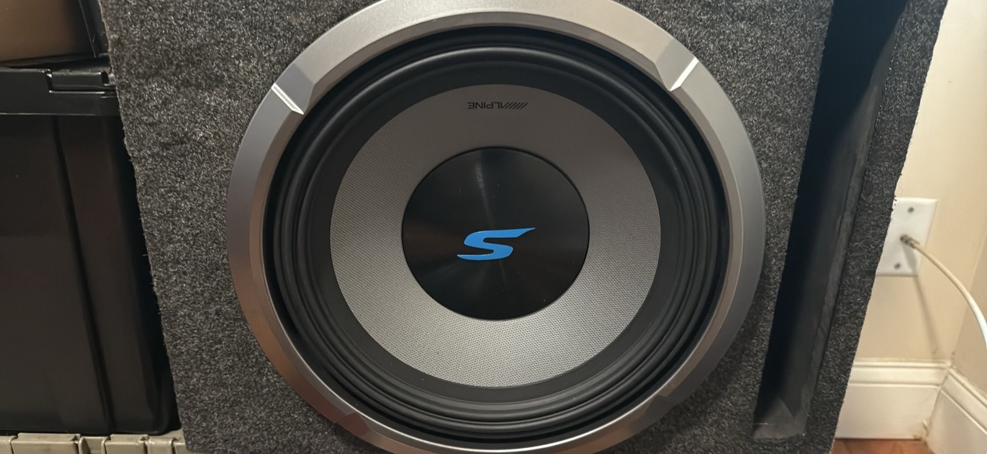 Alpine S 12inch sub woofer with vented box