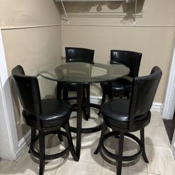 mesa con sus 4 sillas 