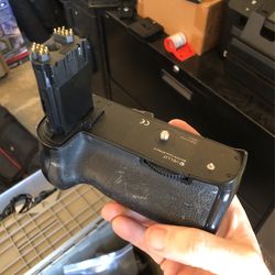 Vello BG-C14 Battery Grip for Canon 5D Mark IV DSLR Camera