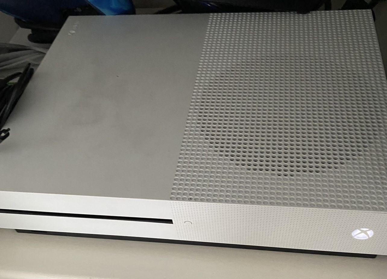 XBOX ONE S 500 GB WHITE GAMING CONSOLE WITH 2 WIRELESS REMOTES AND 10 GAMES AND HEADSET.