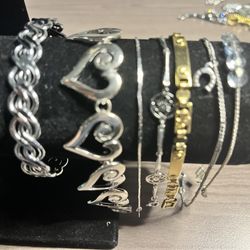 Vintage bracelet lot. All different colors. Shapes and sizes. As is no returns. Make me an offer I canβt refuse. Please feel free to ask me any questi