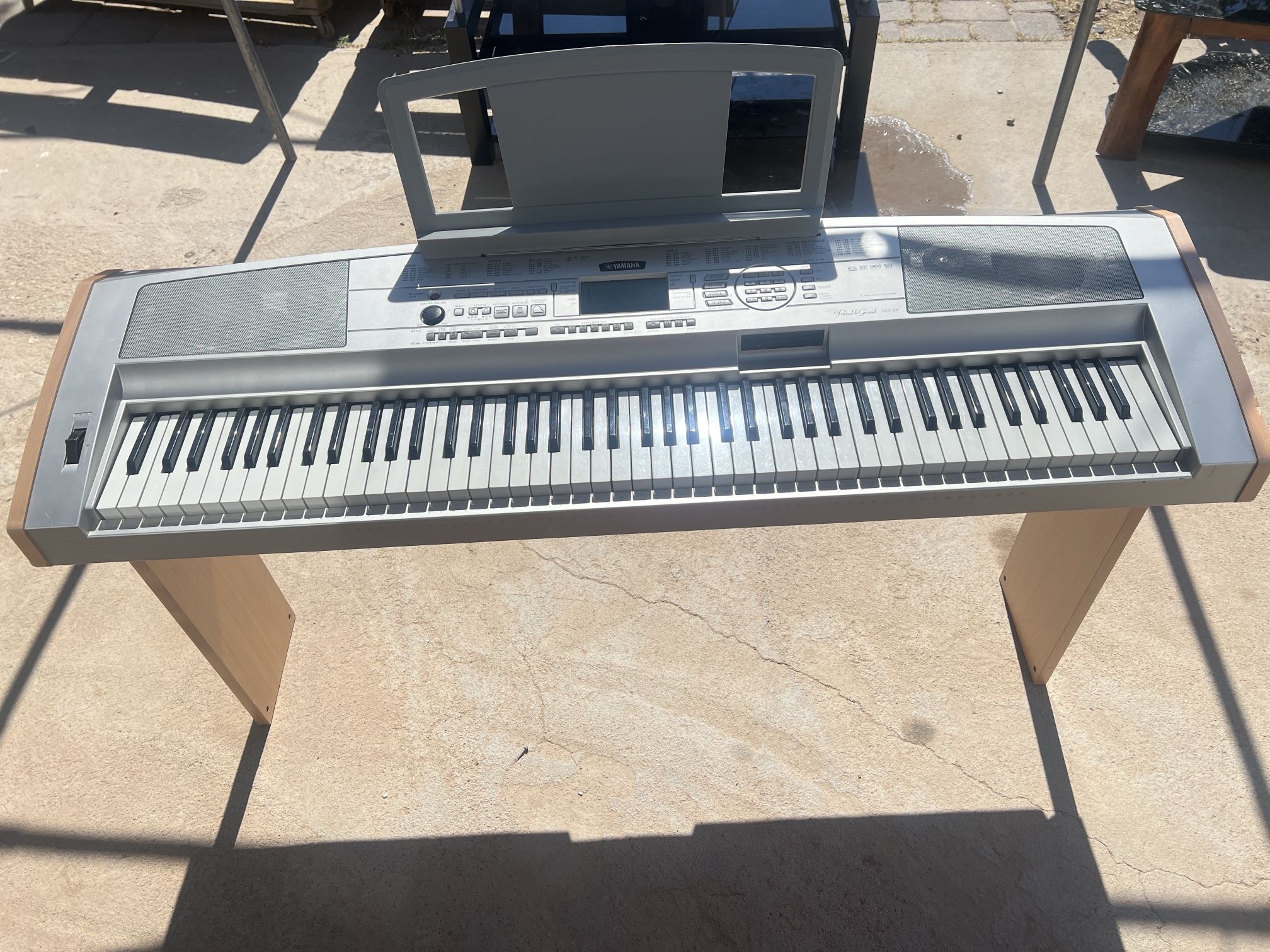 Yamaha DGX-500 Portable Grand Digital