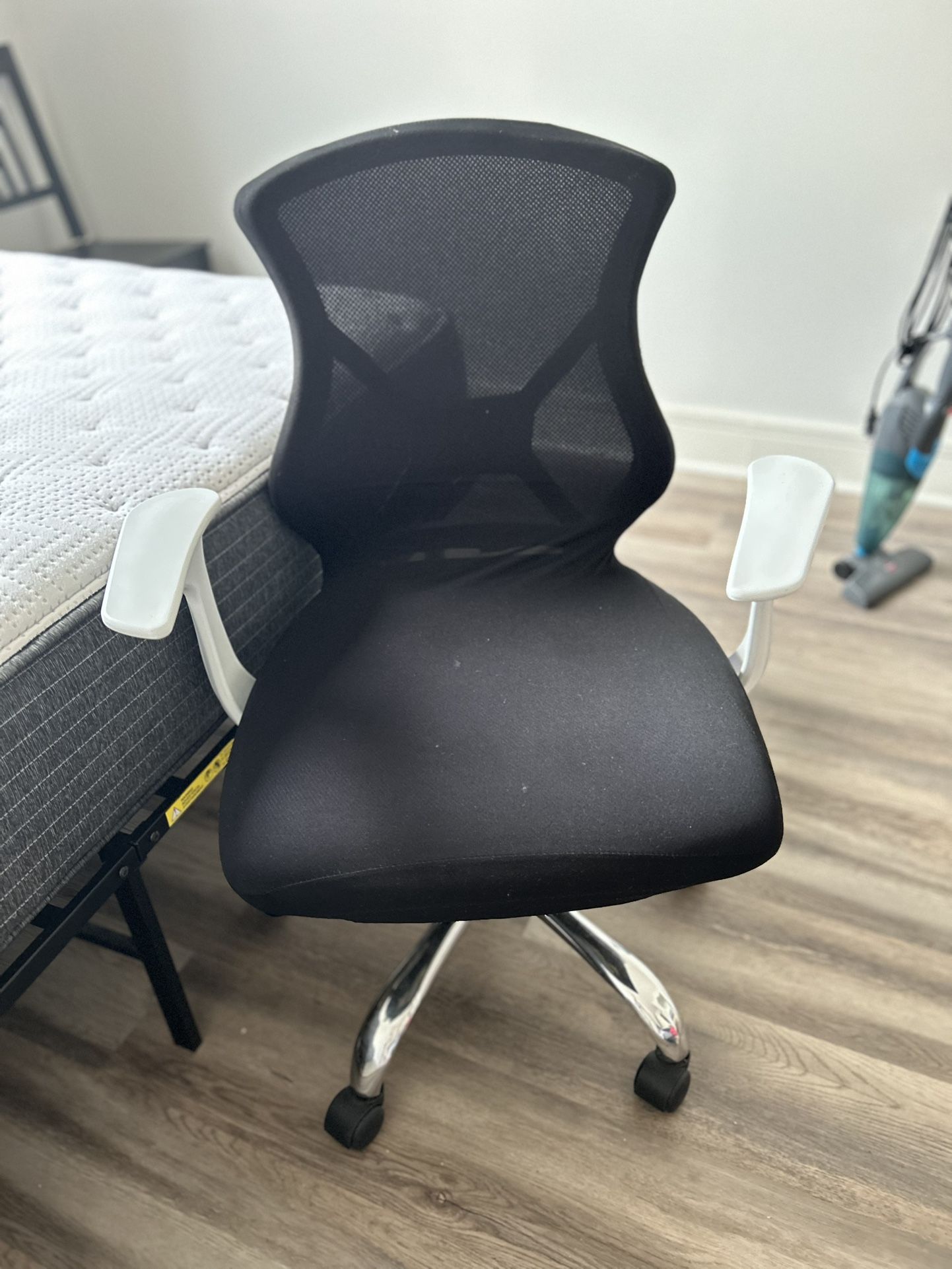 Black Cushioned Rolling Chair