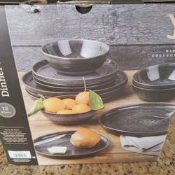 $60 Stoneware Dinnerware 12 Pc