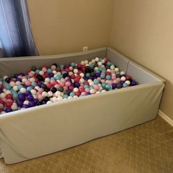 Ball Pit With 1000 Balls EXCELLENT Condition