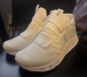 NEW  On Cloud running shoes Men’s 9