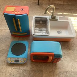 Kids play sink, fridge, microwave