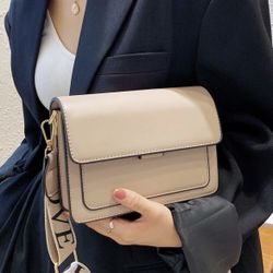 Fashionable Simple Flip Bag Wide Strap Crossbody Bag (random Side Metal Buckle)