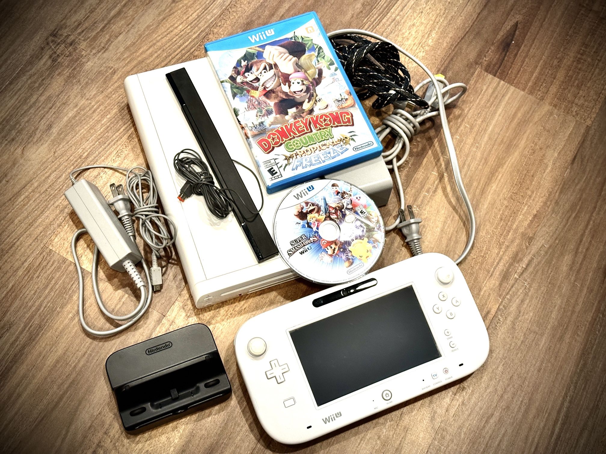 Nintendo WiiU Console With 2 Videogames Super Smash Bros And Donkey Kong Country