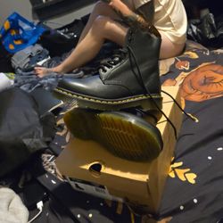 Size 8 1460 Pascal Doc Martins (Black)