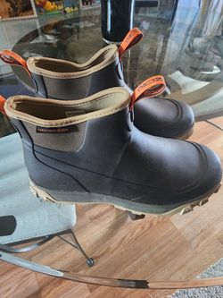 New pair of Grundens size 9 slip resistant good deal