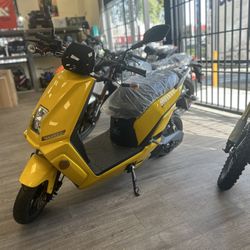 Venom E3 Moped E-Scooter 1200W 60V 32MPH/75 Miles Range.