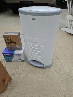 Dékor Plus White Diaper Pail with Refills