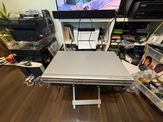 Versatile GoldStar GBV441 DVD and VCR combo player in silver. This unit has a 4-head Hi-Fi stereo VCR and a progressive scan DVD player. It is equippe
