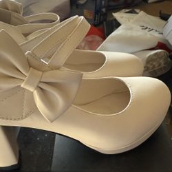 White Mary Jane heels with bow – like new