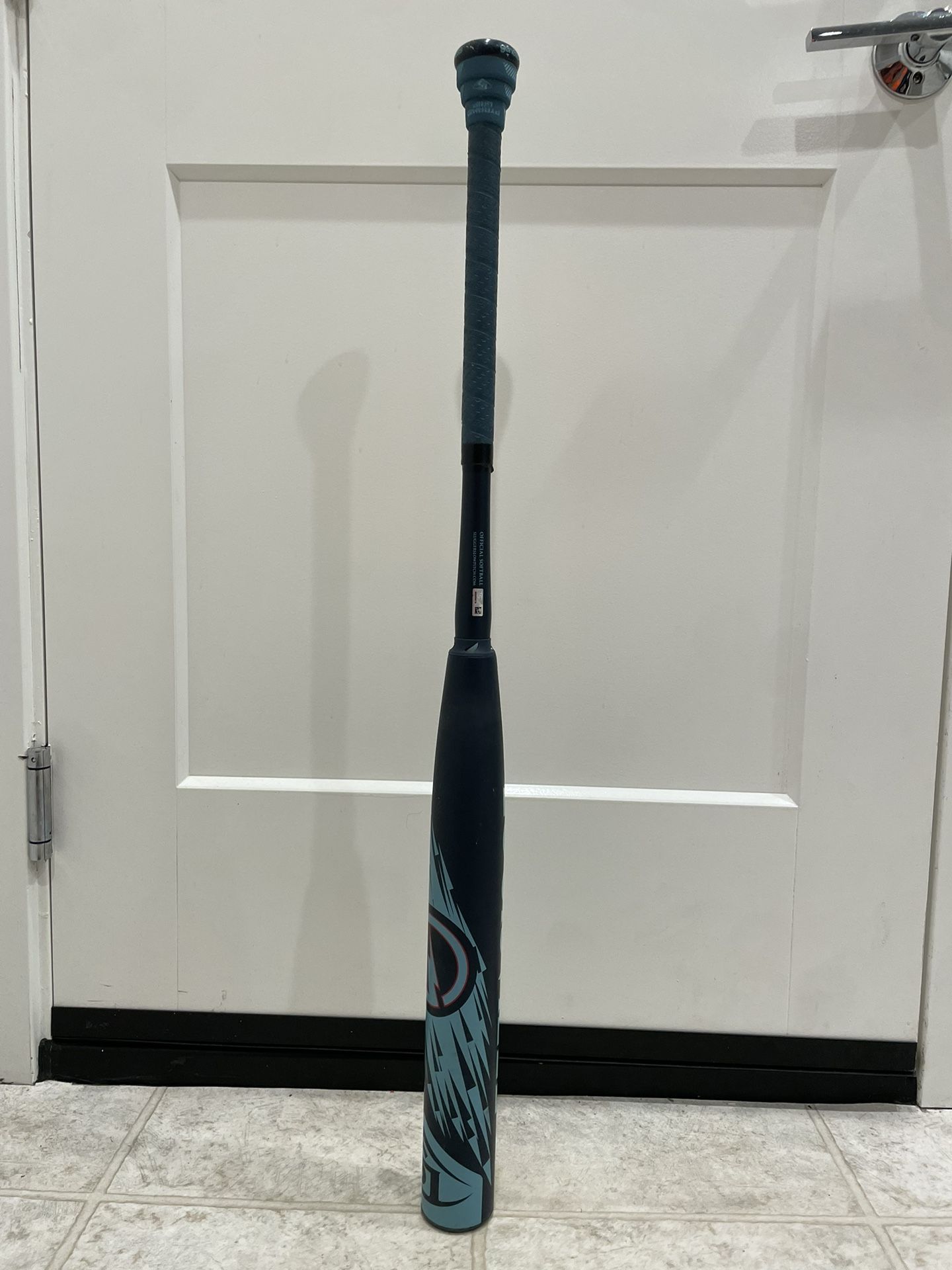 2023 Louisville Slugger 26oz. Genesis Kraken End Loaded USSSA Softball Bat