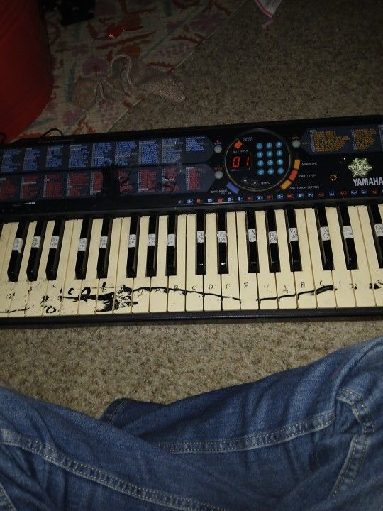 A YAMAHA PSR-76 PLANO 