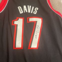 Johnny Davis signed jersey 