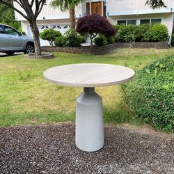 Modern style round dining table