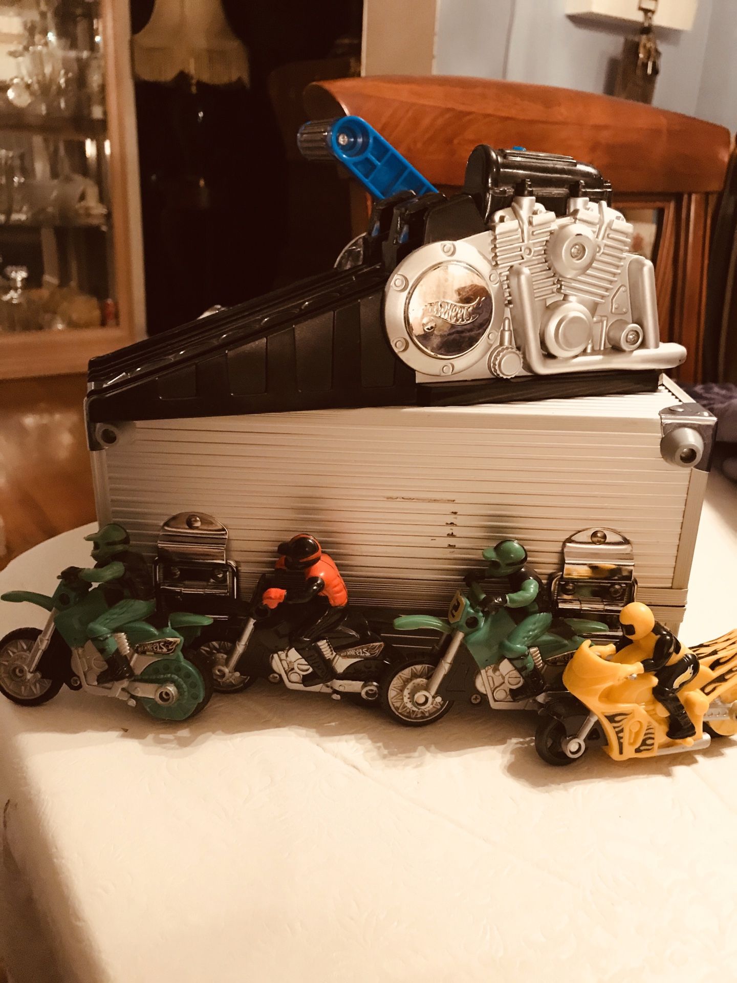 2000 Hot Wheels Motorcycle Launcher/Motorcyclists (4)