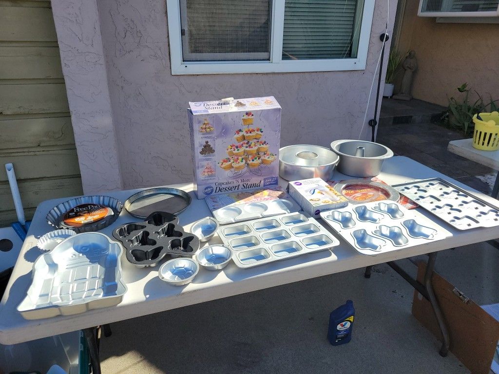 Baking Pans And Cupcake Stand Set