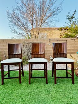 BEAUTIFUL COUNTER HEIGHT CHAIRS/BARSTOOLS $220 TOTAL OF 3 ( FREE DELIVERY 🚚 FIRST FLOOR )