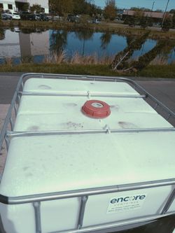 TOTE PLASTIC CONTAINER 275 GALLON'S