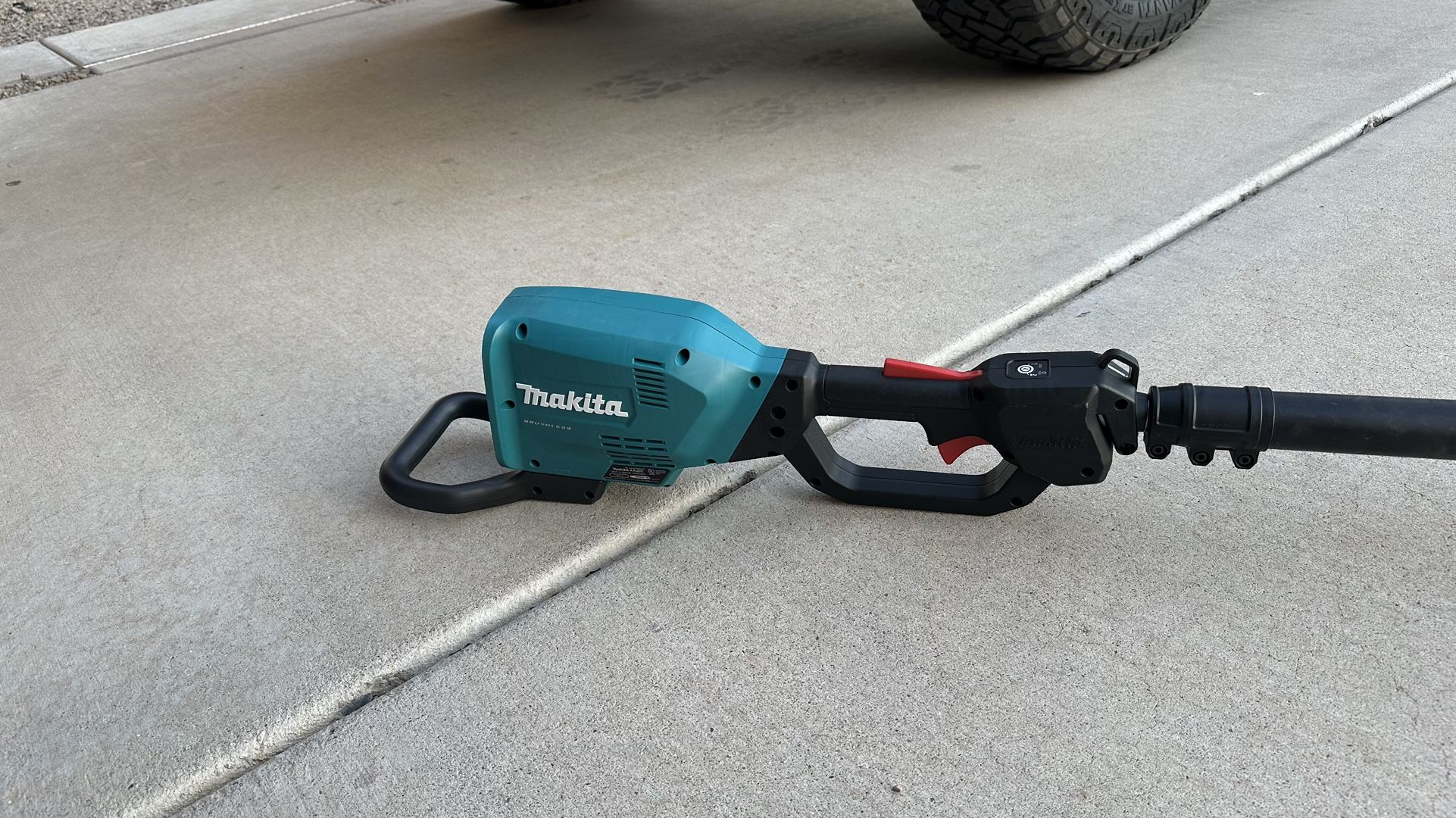 Makita XAU02ZB 36V Cordless Telescoping Pole Saw (Tool Only) - 10" Bar, 13' Reach