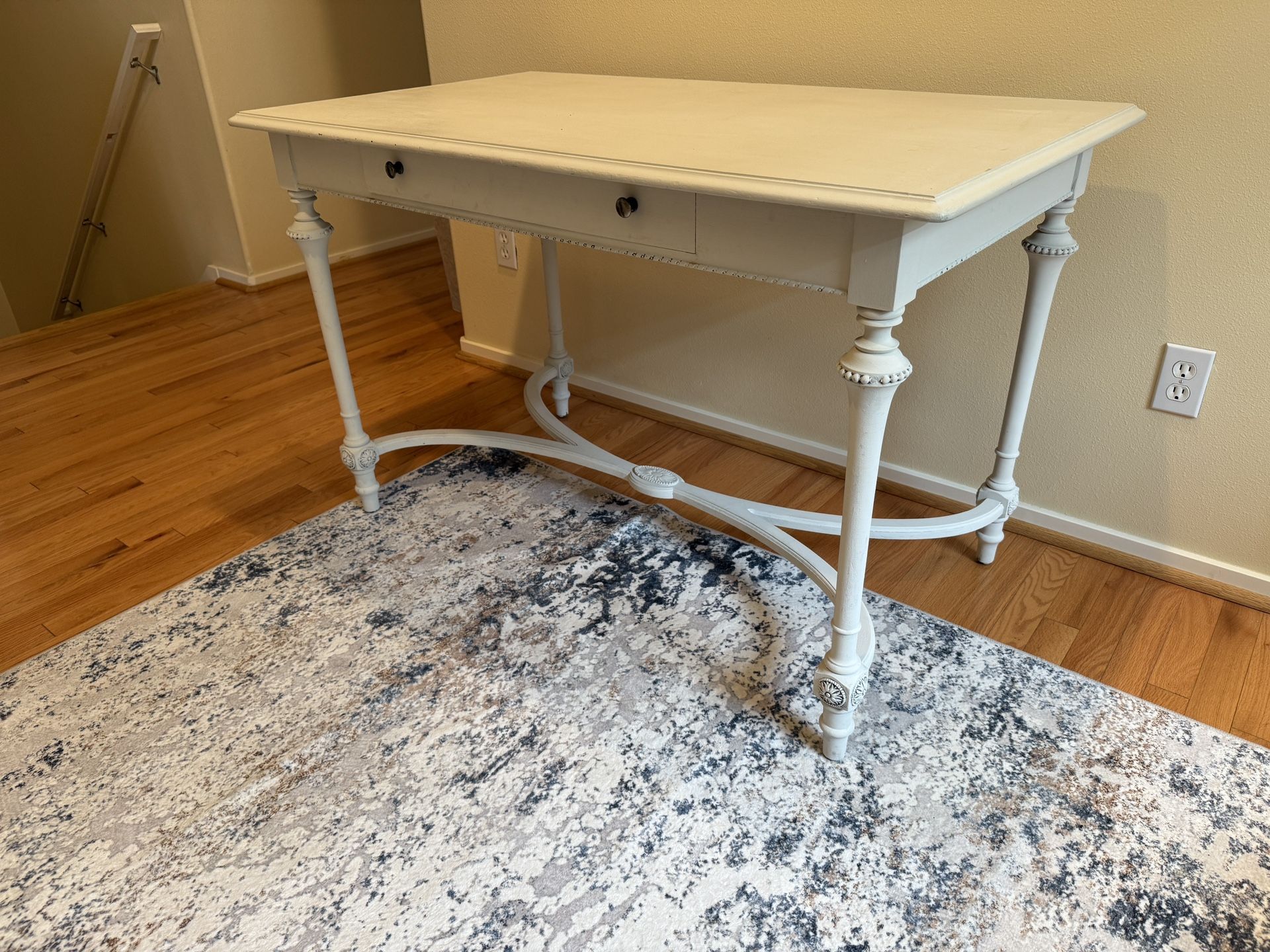 WHITE ANTIQUE STYLE WOOD DESK