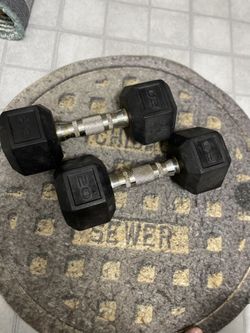 20lbs each + 10 lbs each GREAT CONDITION 50$