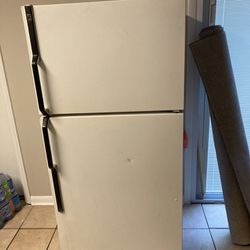 Full Size Refrigerator W/ Ice Maker 