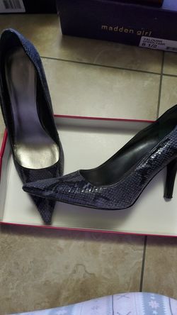 Size 9 womens grey snake design Nine West heels
